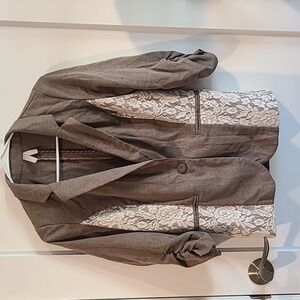 Vanity Blazer with lace accets